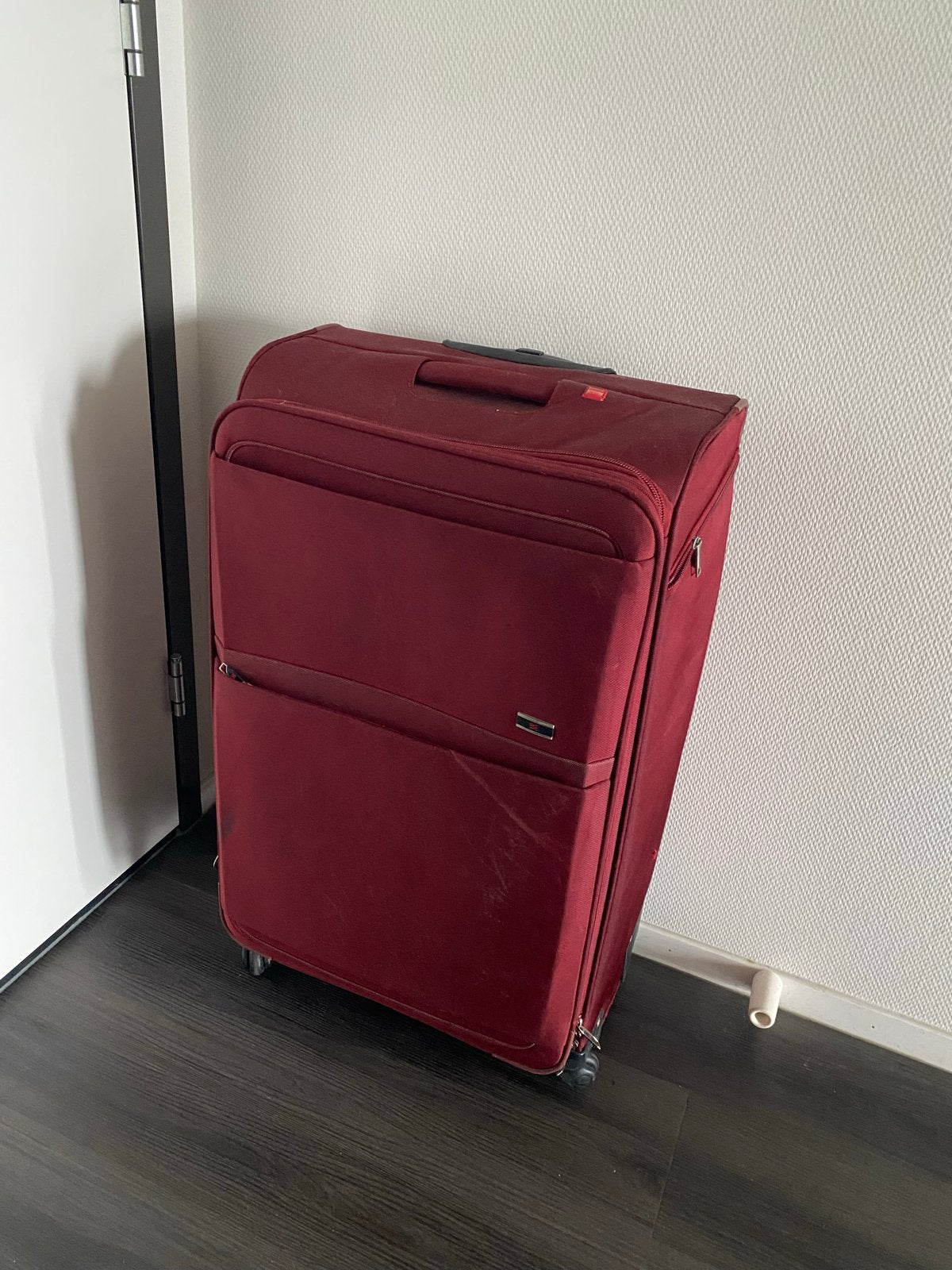 Grote rode koffer met wieltjes en uitschuifbare handgreep, Overige materialen, Gebruikt, 45 tot 55 cm, Ophalen of Verzenden