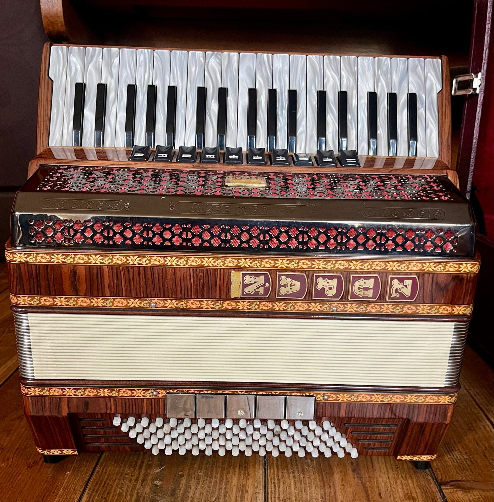 Zupan Alpe IV 96 EF Toetsaccordeon met koffer en riemen, Muziek en Instrumenten, Accordeons, Toetsaccordeon, Zo goed als nieuw