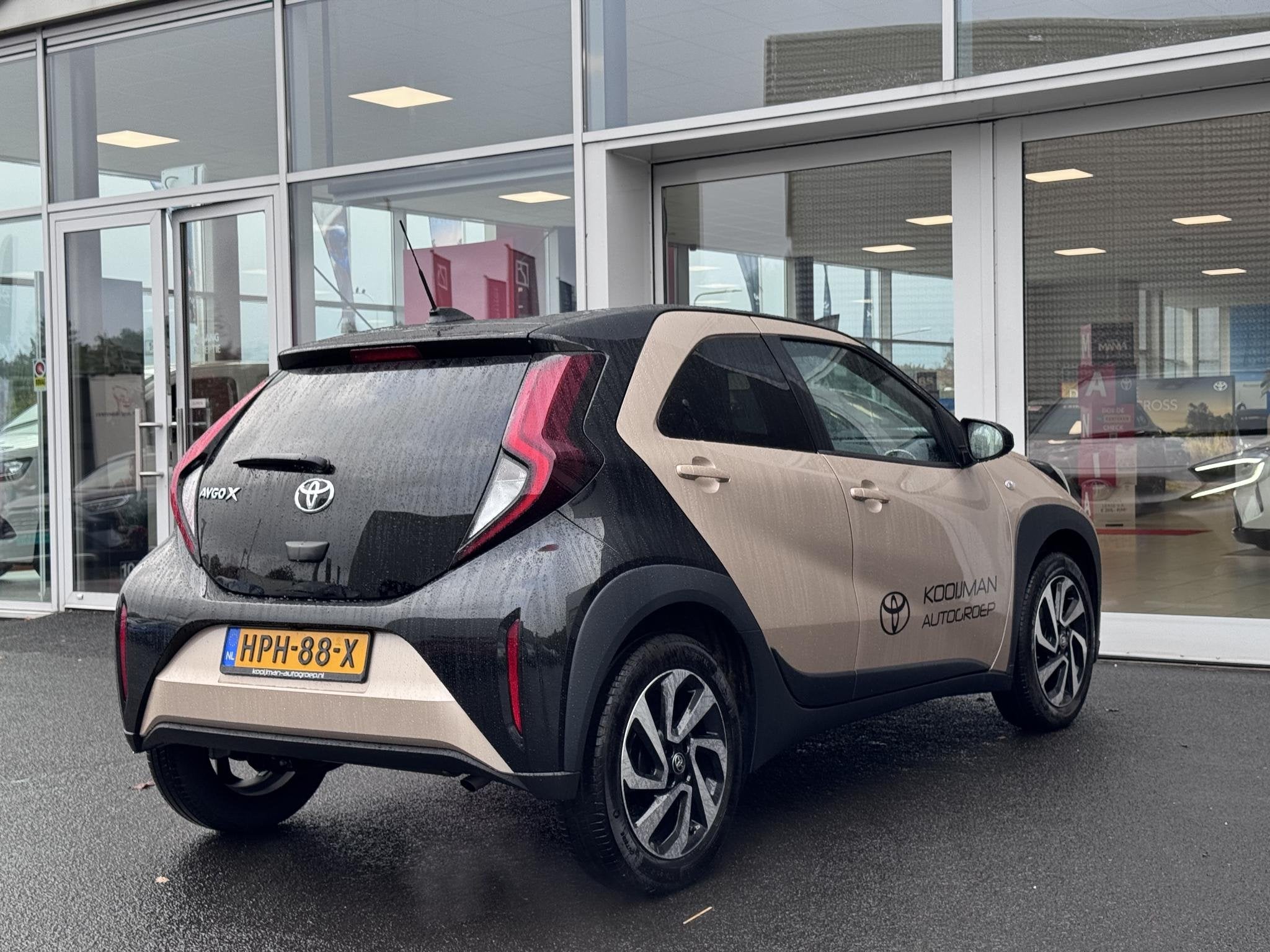 Toyota Aygo X 1.0 VVT-i MT Pulse Apple Carplay/Android Auto, Stof, Gebruikt, Bruin, 4 stoelen