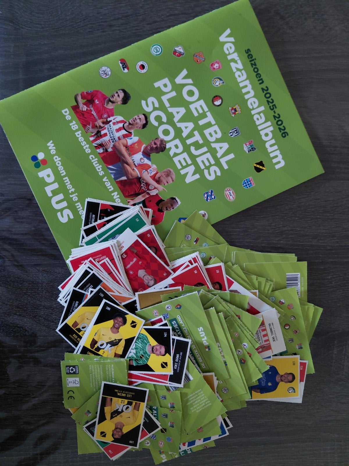 PLUS Voetbal Plaatjes Verzamelalbum + Plaatjes (2025-2026), Ophalen of Verzenden, Nieuw, Overige binnenlandse clubs, Poster, Plaatje of Sticker