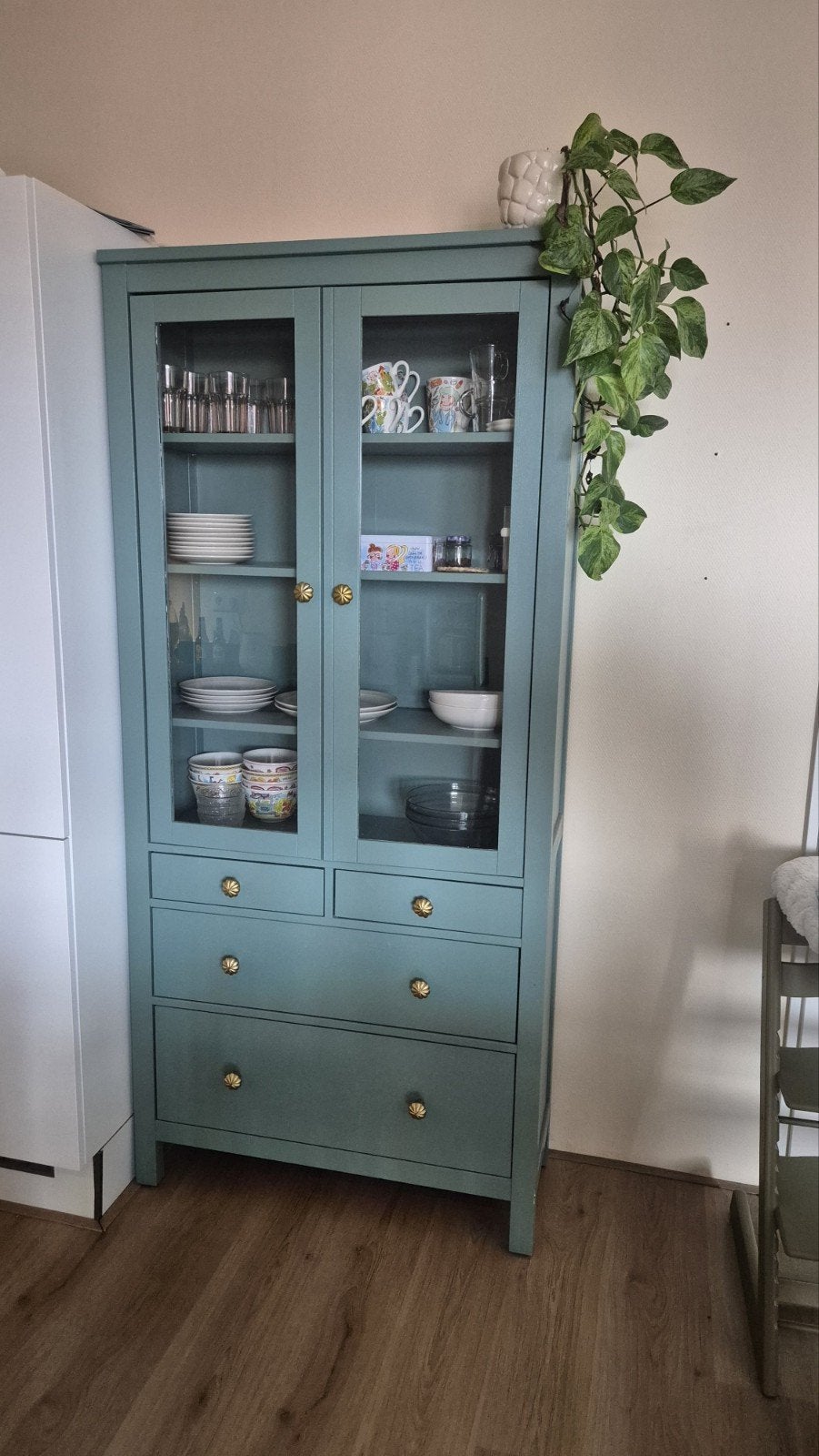Mooie vitrinekast/servieskast Hemmes Ikea, Huis en Inrichting, Ophalen, Gebruikt, Met deur(en), Glas