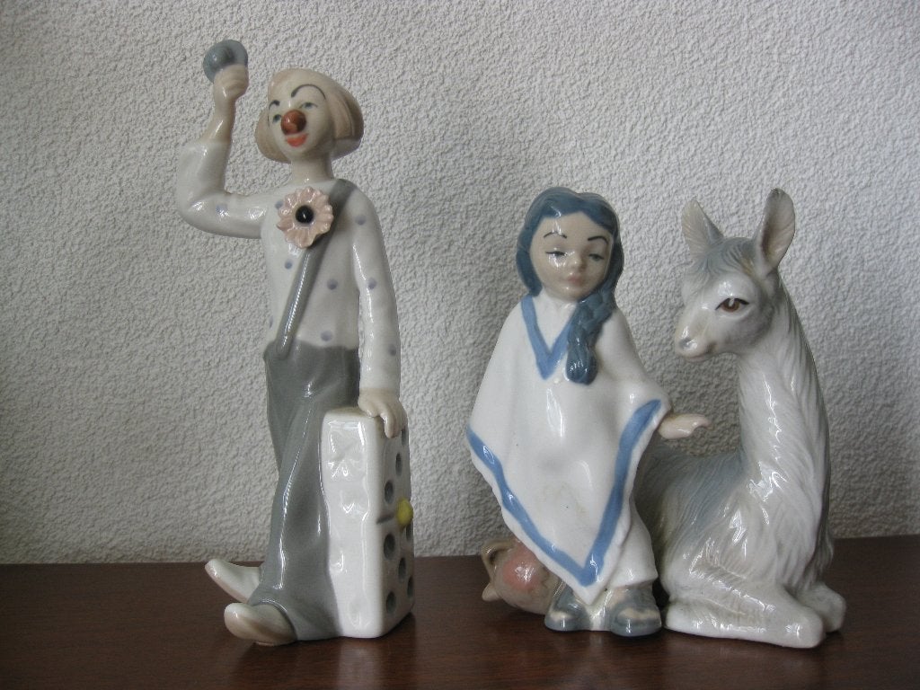 Casades. Meisje uit Peru met lama en clown met dominosteen., Ophalen of Verzenden, Zo goed als nieuw, Mens