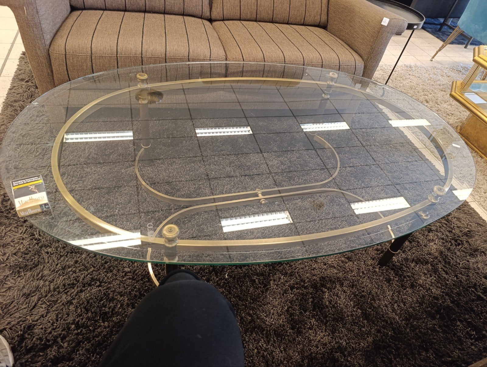 Ovale glazen salontafel met messing onderstel, Huis en Inrichting, Tafels | Salontafels, Gebruikt, 5 – 50, 50 tot 100 cm, 100 tot 150 cm