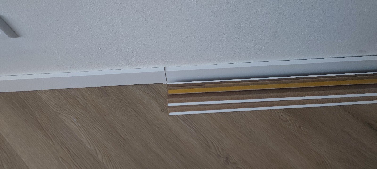 2 losse plak plinten hoog en laag, Doe-het-zelf en Verbouw, Plinten en Afwerking, Nieuw, Ophalen of Verzenden, Mdf, 200 tot 250 cm