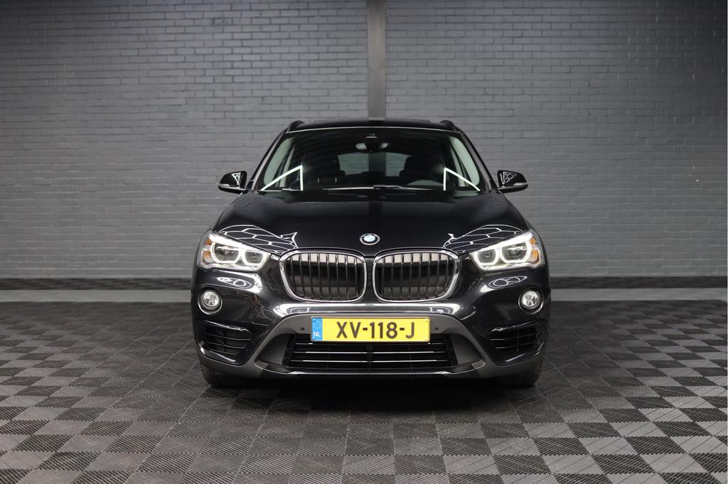 BMW X1 sDrive18i Executive Edition | NAP | PANORAMADAK | TRE, Stof, Gebruikt, Met garantie (alle), Zwart