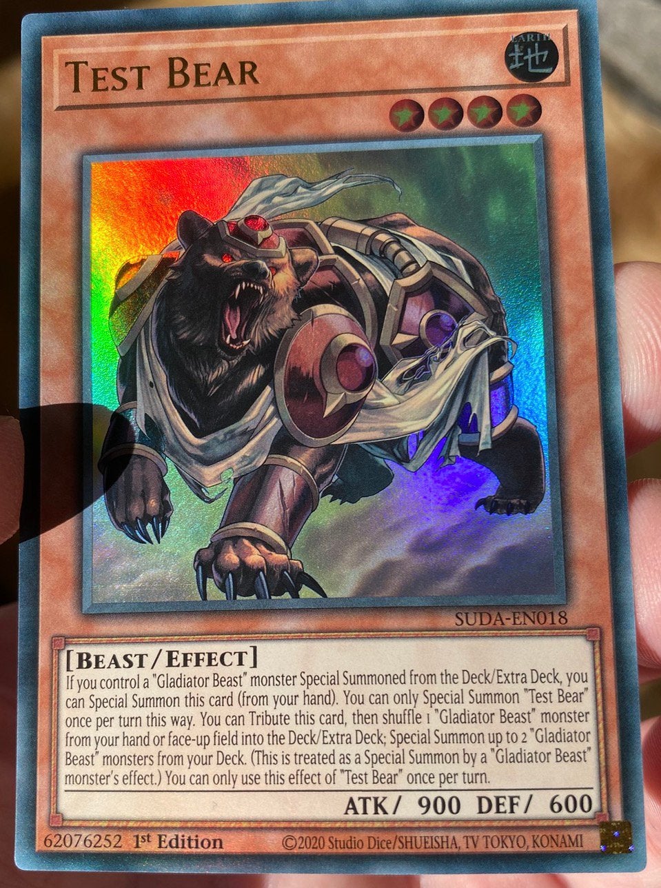 Yu-Gi-Oh! test Bear Gladiator SUDA 1st Edition !, Ophalen of Verzenden, Zo goed als nieuw, Losse kaart, Foil