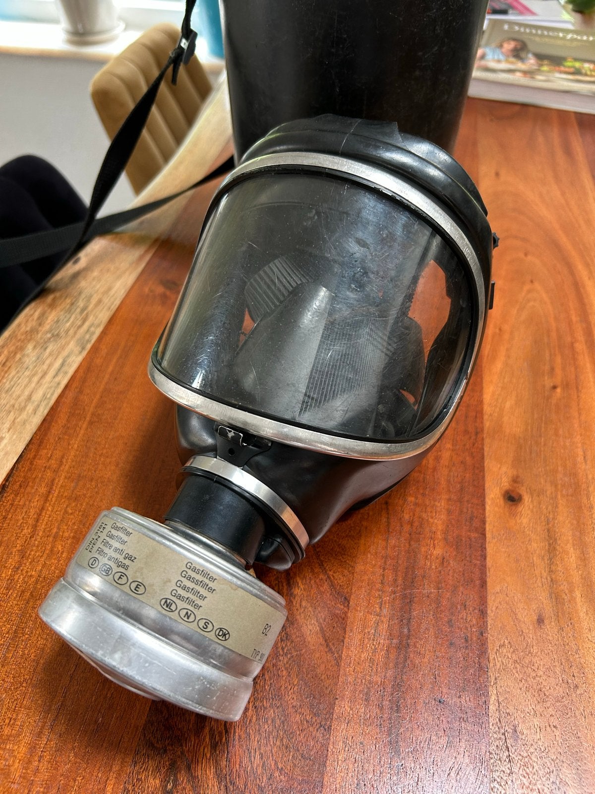 Decoratief gasmasker met Draagtas - Vintage Militaria, Verzamelen, Militaria | Algemeen, Ophalen of Verzenden, Overige soorten