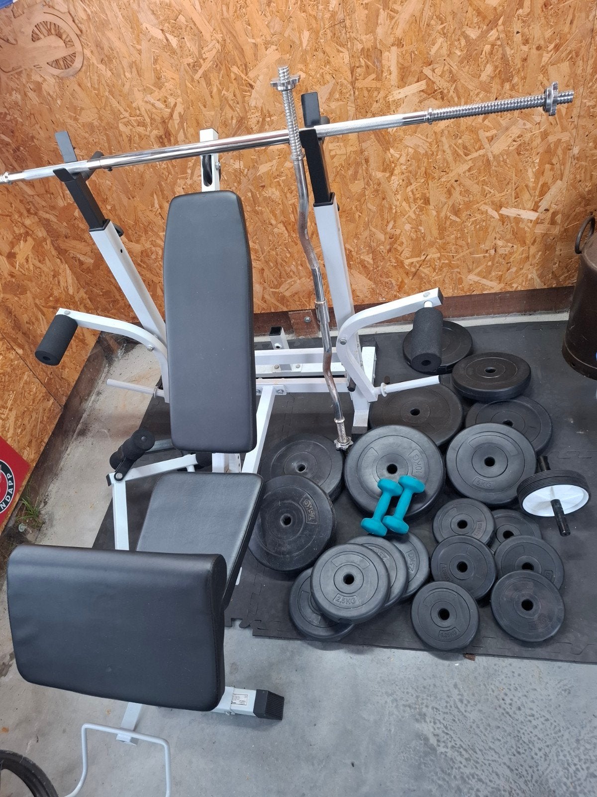 Halterbank met stangen & gewichten, Sport en Fitness, Ophalen, Zo goed als nieuw, Fitnessbank