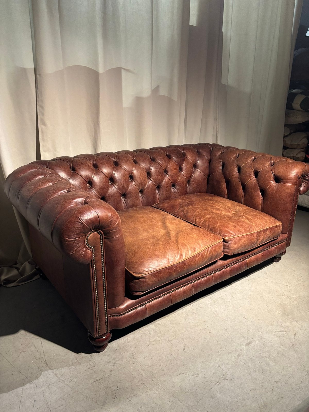 Chesterfield Cognacbruine 2-zits bank in nette staat, Www.plein5living .nl, Stoer Klassiek Engelse style, Gebruikt, Engeland