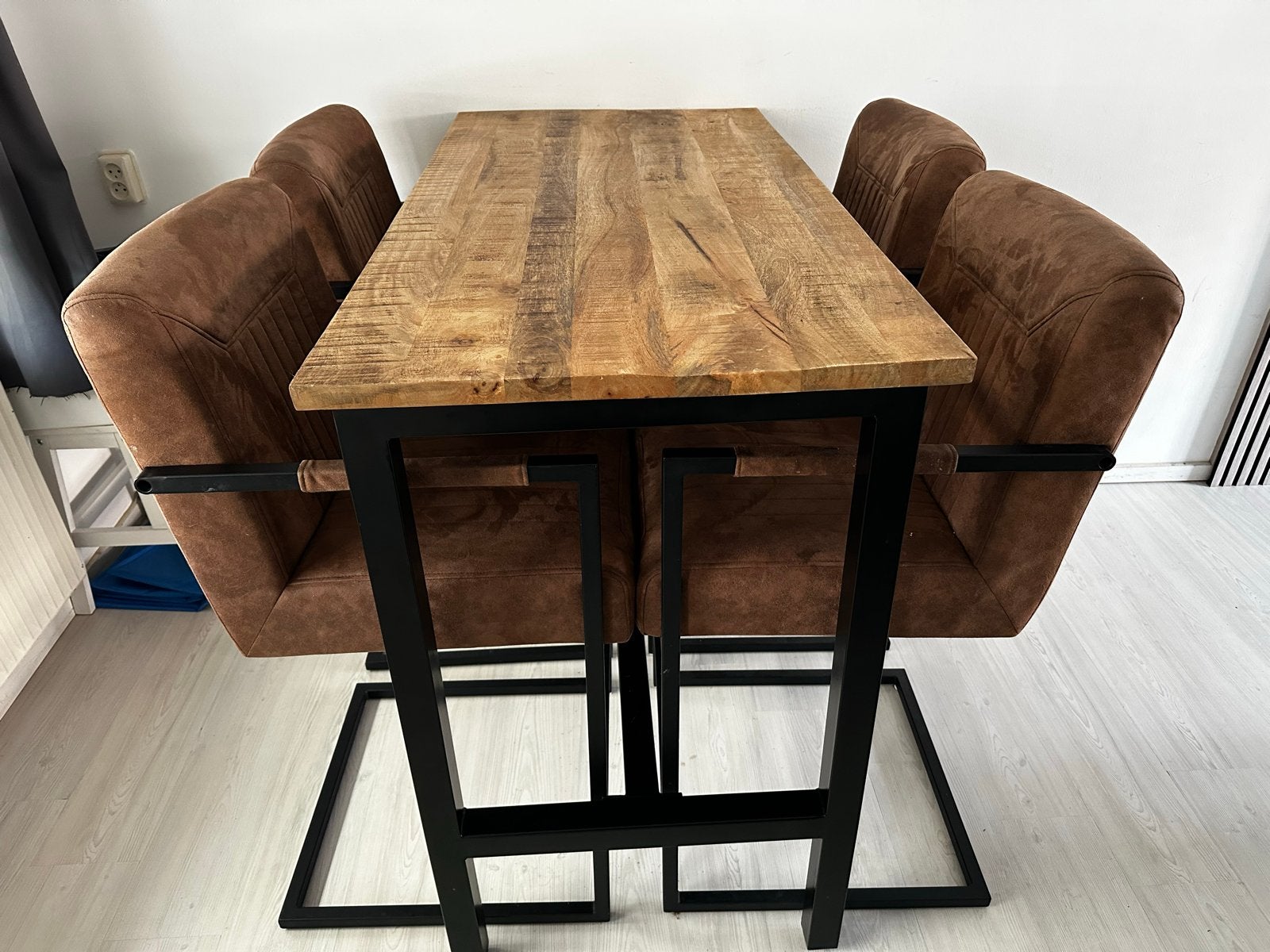 Mangohouten tafel met suède stoelen, Huis en Inrichting, Tafels | Eettafels, Ophalen, 100 tot 150 cm, 50 tot 100 cm, Zo goed als nieuw
