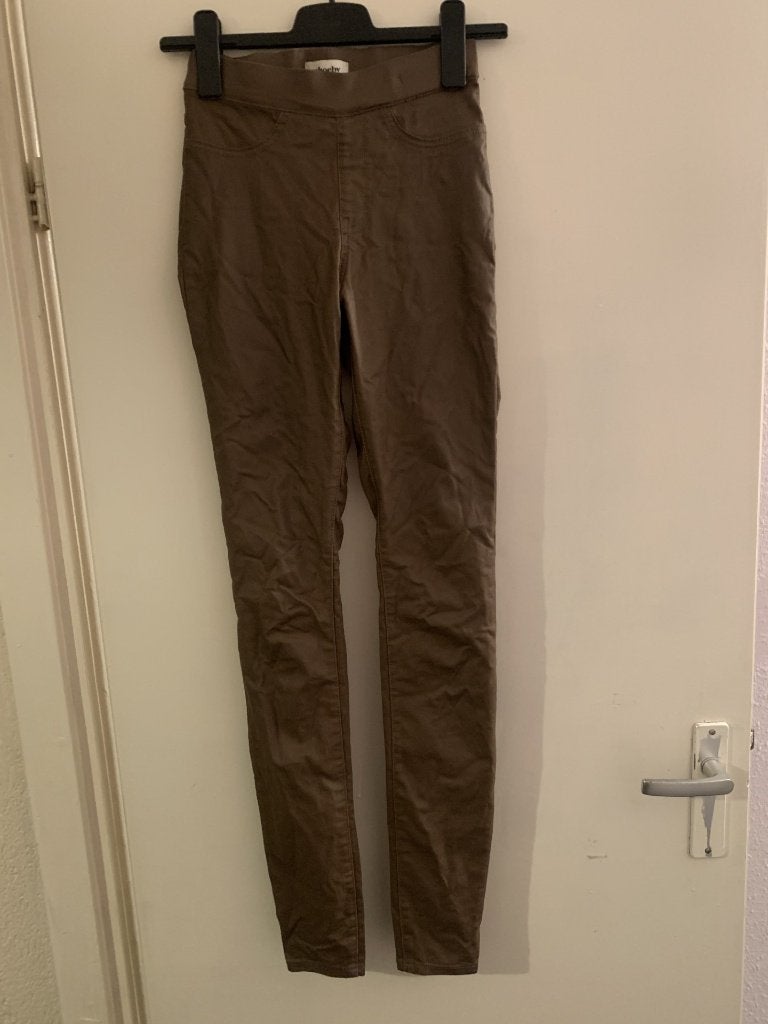 Khaki broek van de Shoeby. Maat XS, Kleding | Dames, Broeken en Pantalons, Overige kleuren, Ophalen of Verzenden, Zo goed als nieuw