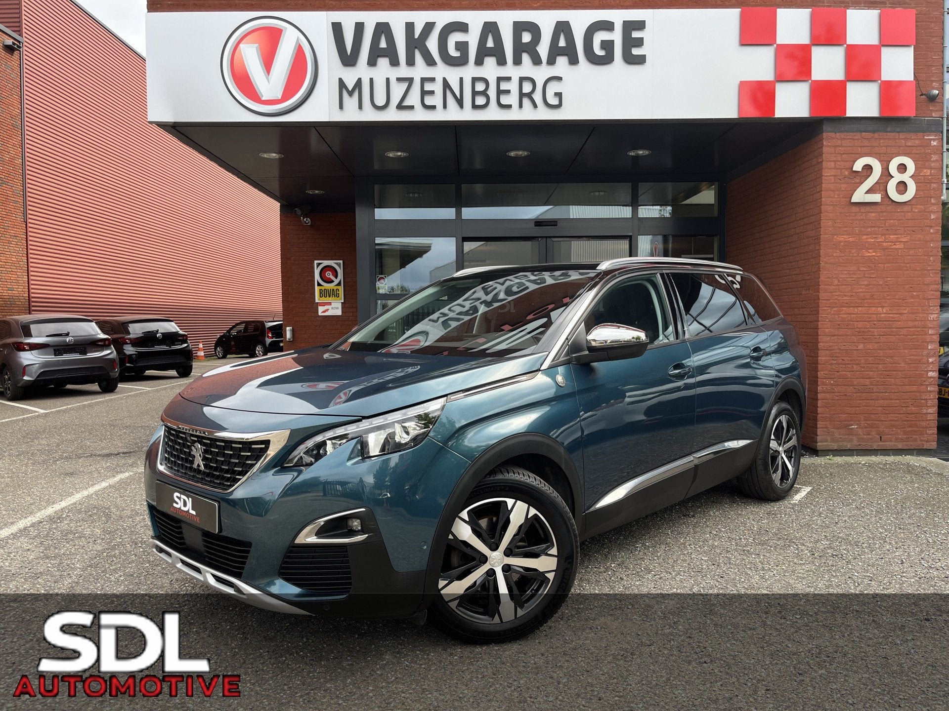 Peugeot 5008 1.2 130 PK GT-Line Crossway 7P // ADAPT. CRUISE, Auto's, Gebruikt, Zwart, 1199 cc, 7 stoelen