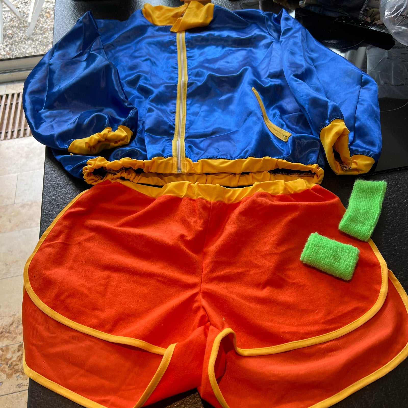 Jaren 80 trainingspak met zweetbandjes, Kleding | Dames, Carnavalskleding en Feestkleding, Carnaval, Zo goed als nieuw, Kleding