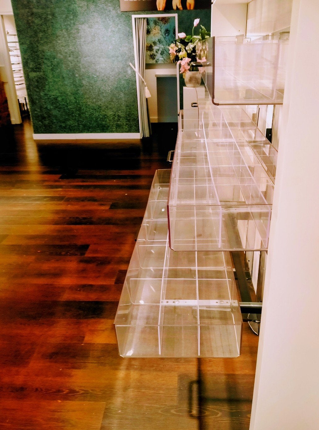 Display met acryl bakken en wandbevestiging, Ophalen