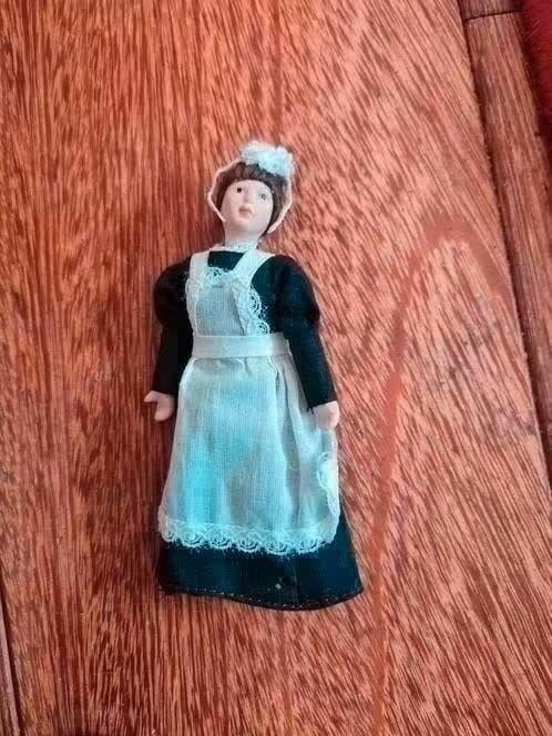 Vintage porseleinen popje in dienstmeisjeskleding, Ophalen of Verzenden, Gebruikt, Pop