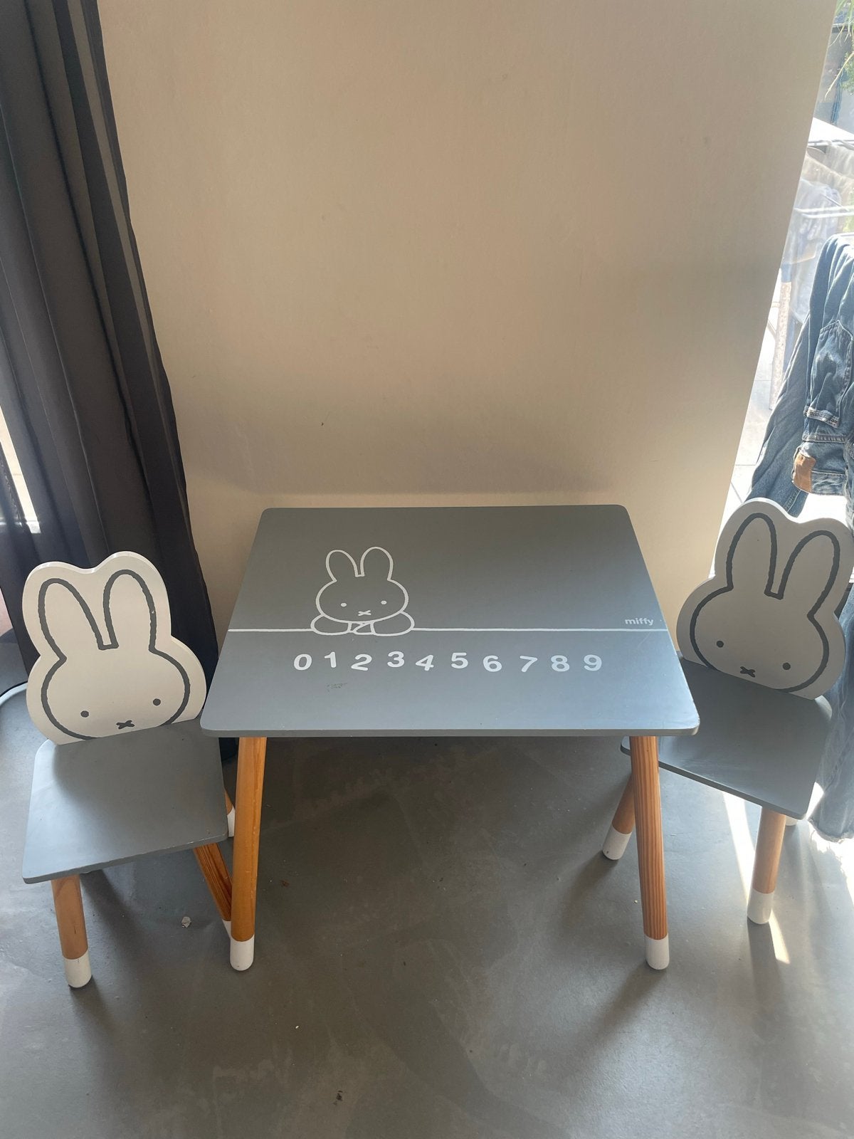 Miffy nijntje kinder tafel en stoeltjes set - Zgan, Kinderen en Baby's, Kinderkamer | Tafels en Stoelen, Ophalen, Zo goed als nieuw