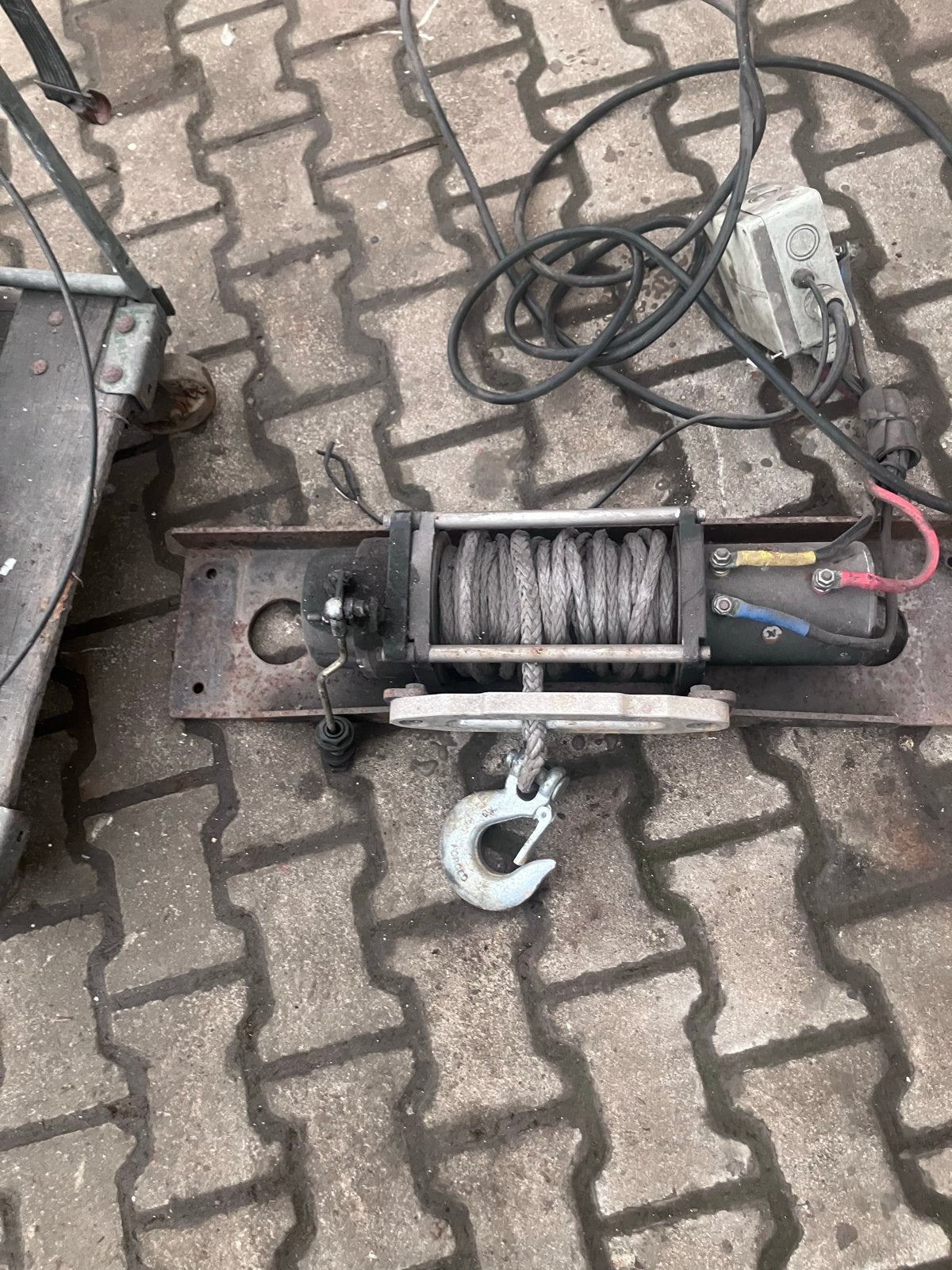 Elektrische lier met staalkabel en haak, Ophalen of Verzenden, Gebruikt, Elektrisch