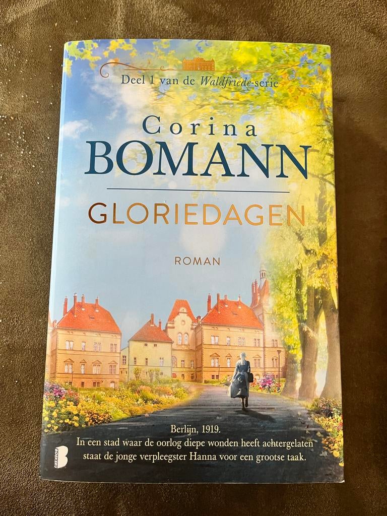 Gloriedagen - Corina Bomann (Deel 1 Waldfriede-serie), Ophalen of Verzenden, Zo goed als nieuw, Nederland
