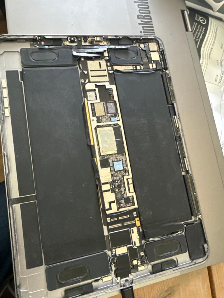 Defecte iPad pro 4e 2022 voor onderdelen of reparatie, Computers en Software, Apple iPads, Niet werkend, Overige modellen, Wi-Fi