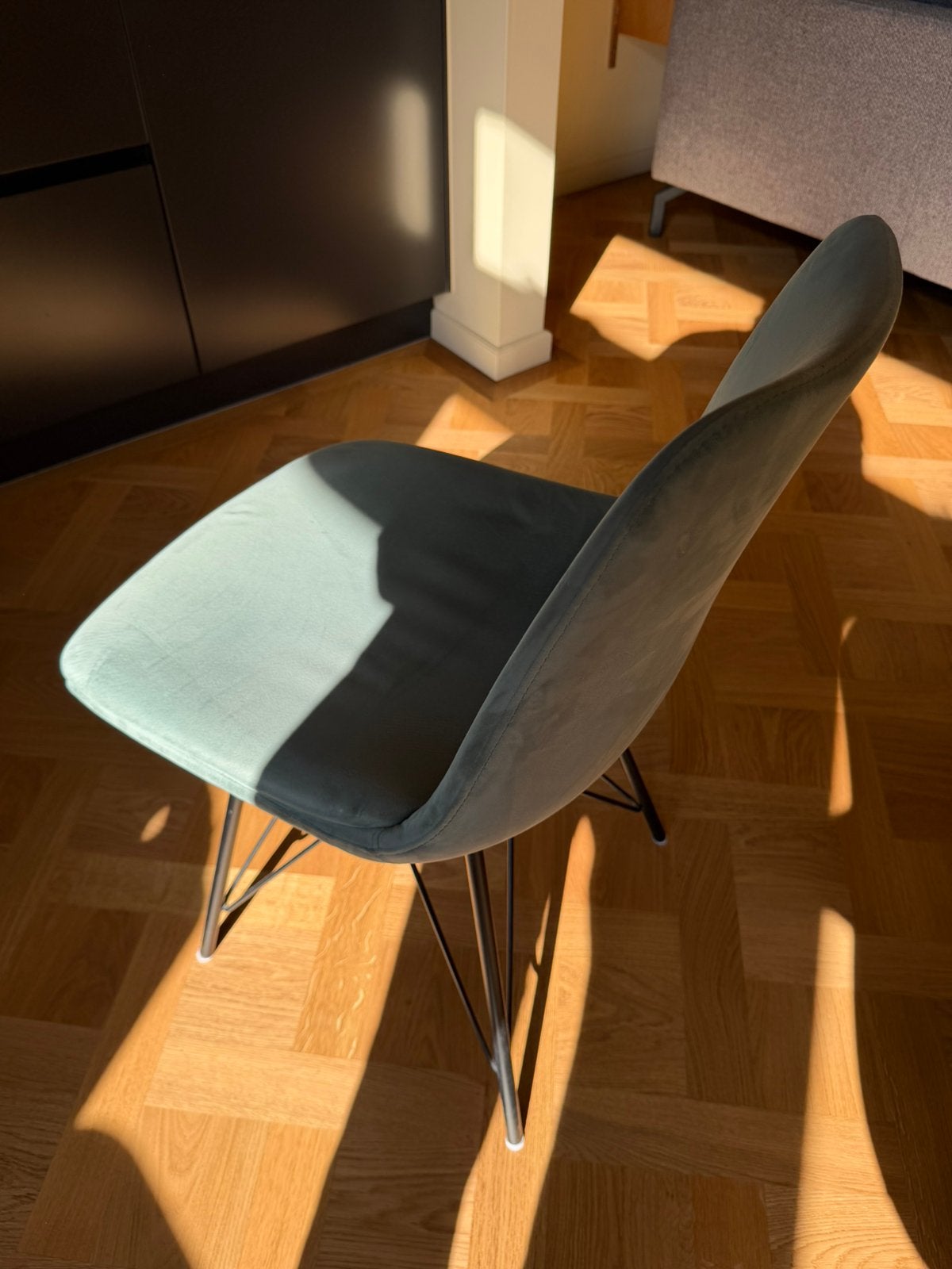 Foto 9 van Eettafel (90x190x75) met 6 groene velvet stoelen