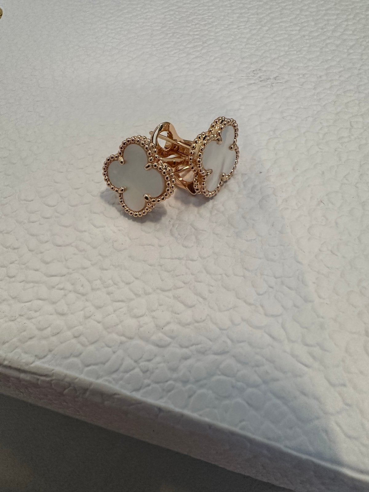 Elegante van Cleef klaver oorbellen met parelmoer, Overige materialen, Hangers, Nieuw, Ophalen of Verzenden