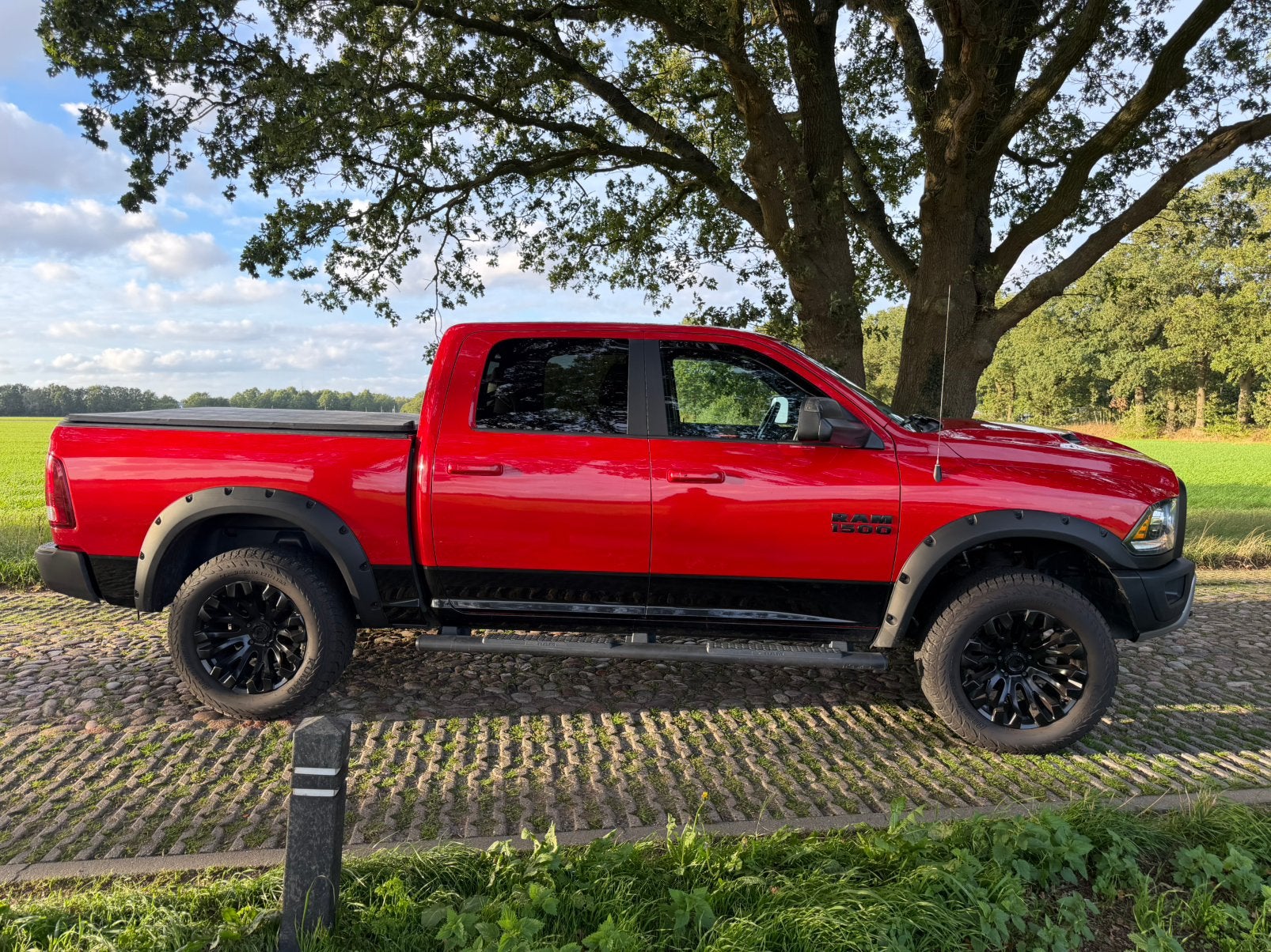 Dodge ram 1500 rebel 5.7 lpg lage bijtelling, Auto's, Automaat, Dealer onderhouden, Overige carrosserieën, 2778 kg
