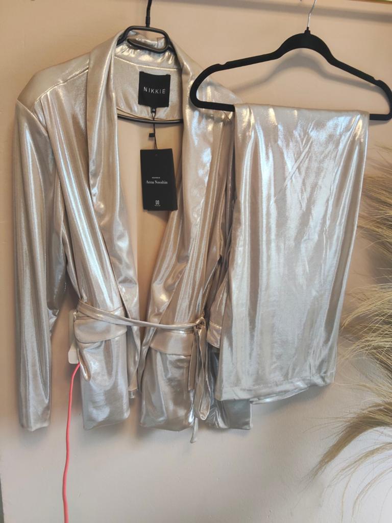 Nikkie Plessen x Anna Nooshin pantalon en jasje nieuw, Kostuum of Pak, Overige kleuren, Nieuw, Ophalen of Verzenden