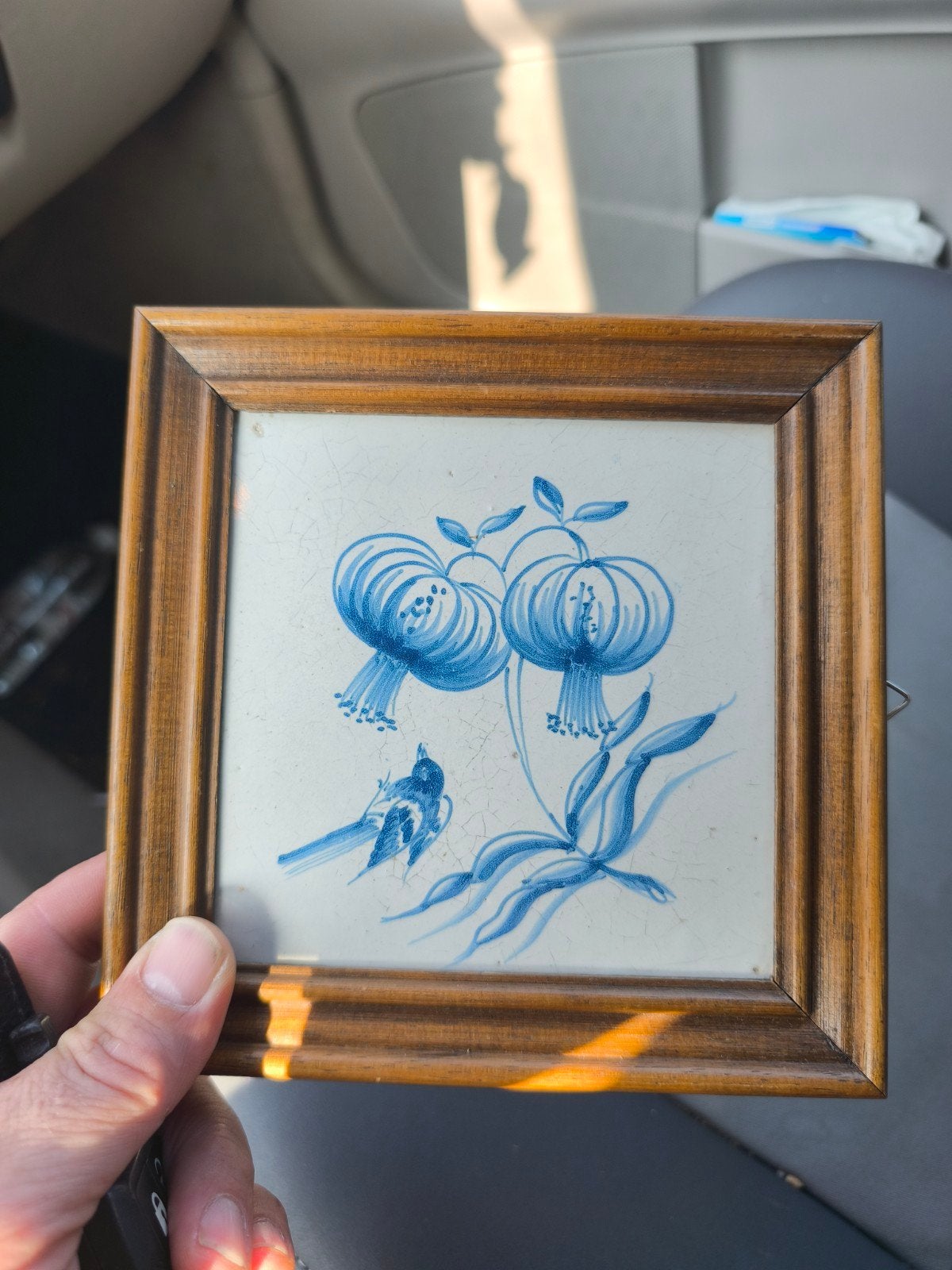 Antieke Friese Bloemtegel met Kievitsbloem en Vogel, Antiek en Kunst, Antiek | Wandborden en Tegels, Ophalen of Verzenden