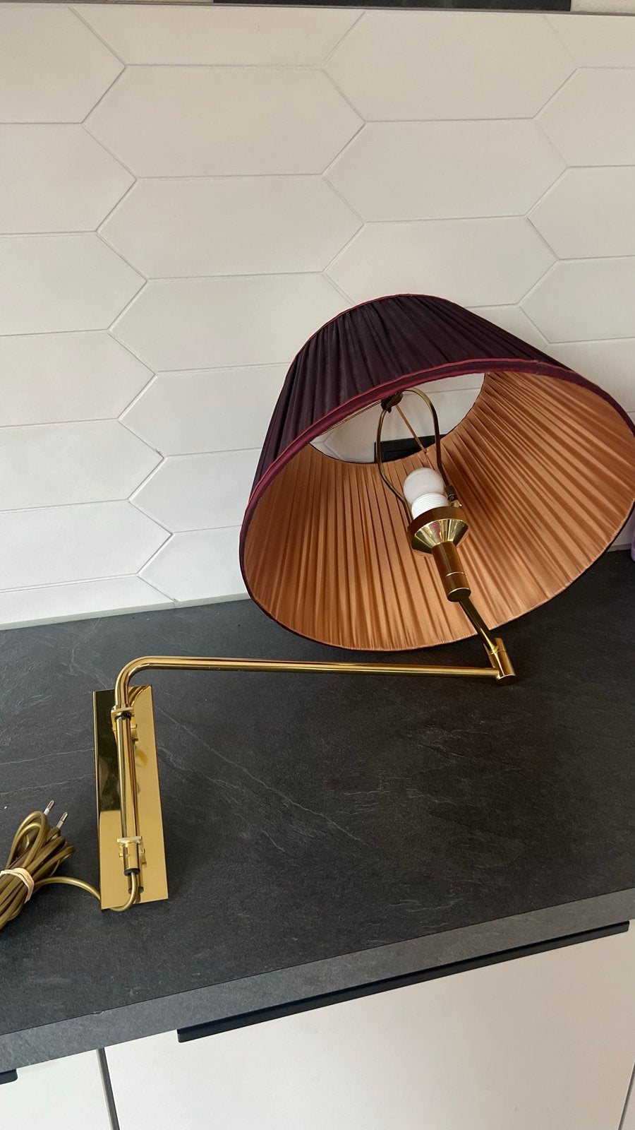Gouden wandlamp met bordeauxrode kap, Ophalen, Gebruikt, E27 (groot), Verstelbaar