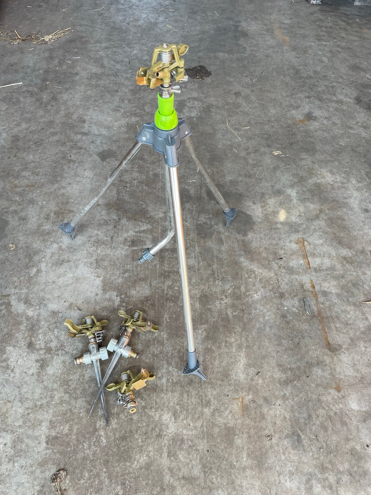 Sproeierset: 1 statiefsproeier en 3 grondsproeiers, Tuin en Terras, Ophalen, Gebruikt, Sectorsproeier