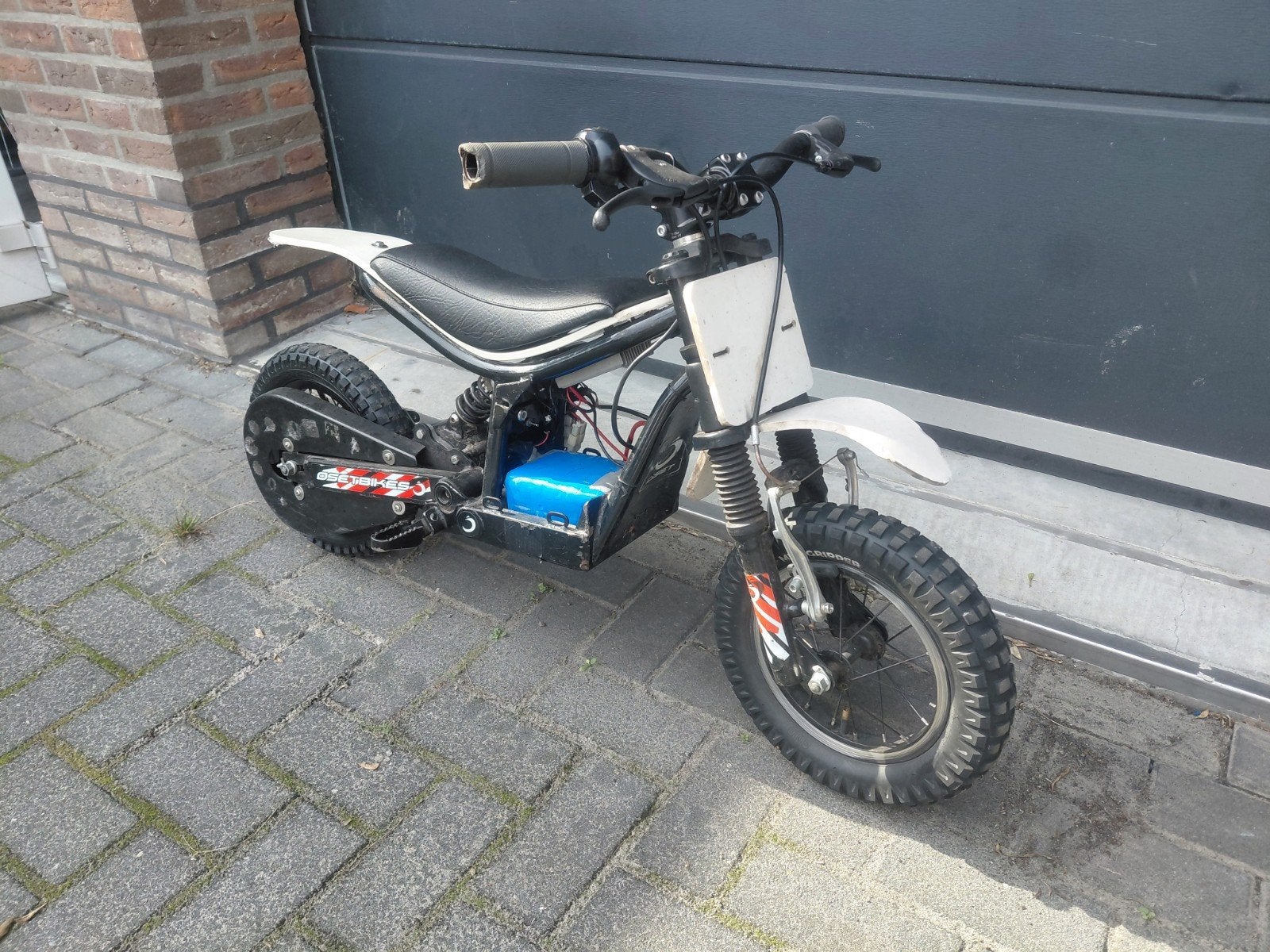 Oset Eclectische Kinder Crossmotor met Oplader, Ophalen, Gebruikt, Staal, Minder dan 16 inch