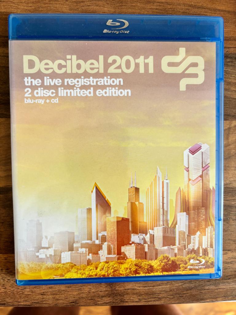 Decibel 2011 The Live Registration Blu-ray + CD Limited Edit, Ophalen of Verzenden, Zo goed als nieuw, Muziek en Concerten, Boxset