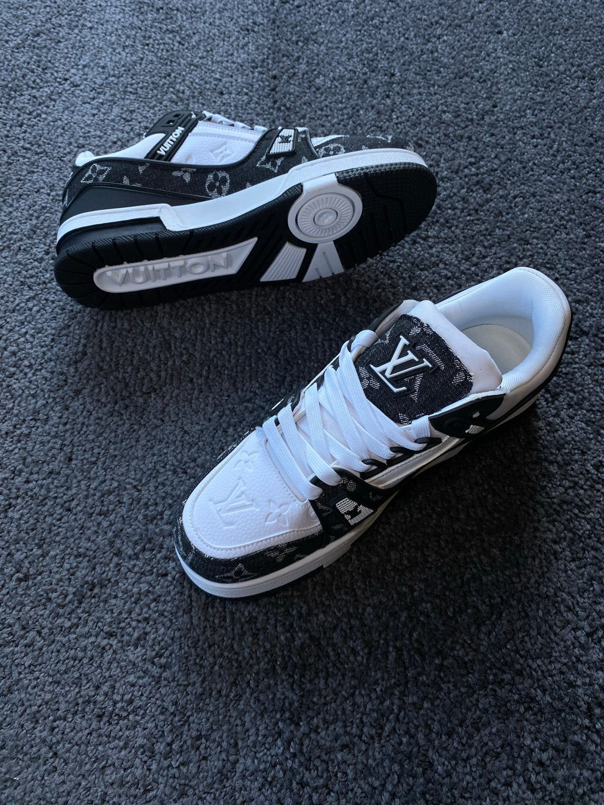 Louis Vuitton Trainers Maat 43 - Zwart/Wit, Kleding | Heren, Schoenen, Ophalen of Verzenden, Zo goed als nieuw, Zwart, Sneakers of Gympen
