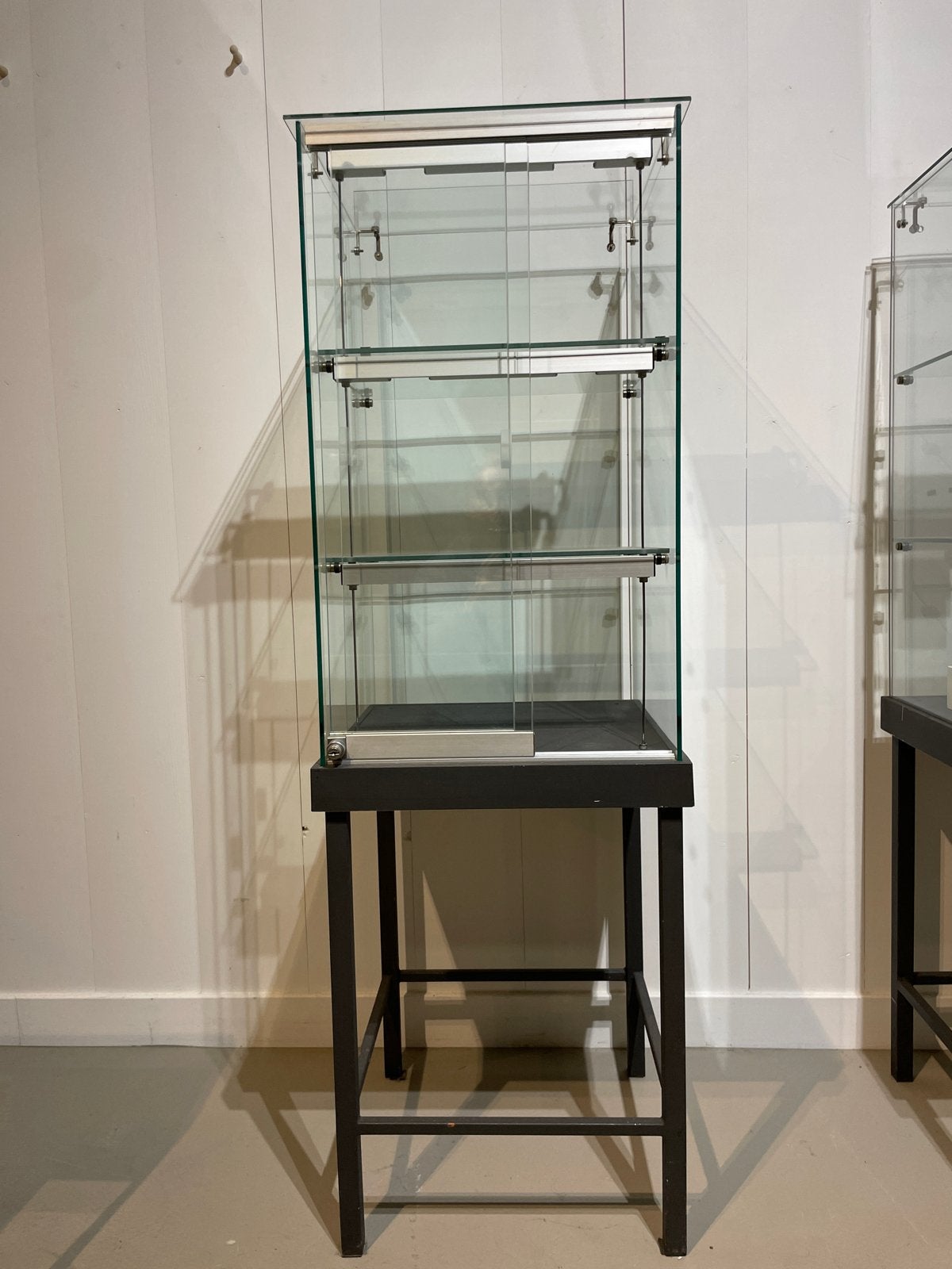 Glazen sieraden vitrinekasten met metalen onderstel, Ophalen, Minder dan 50 cm, Gebruikt, Glas