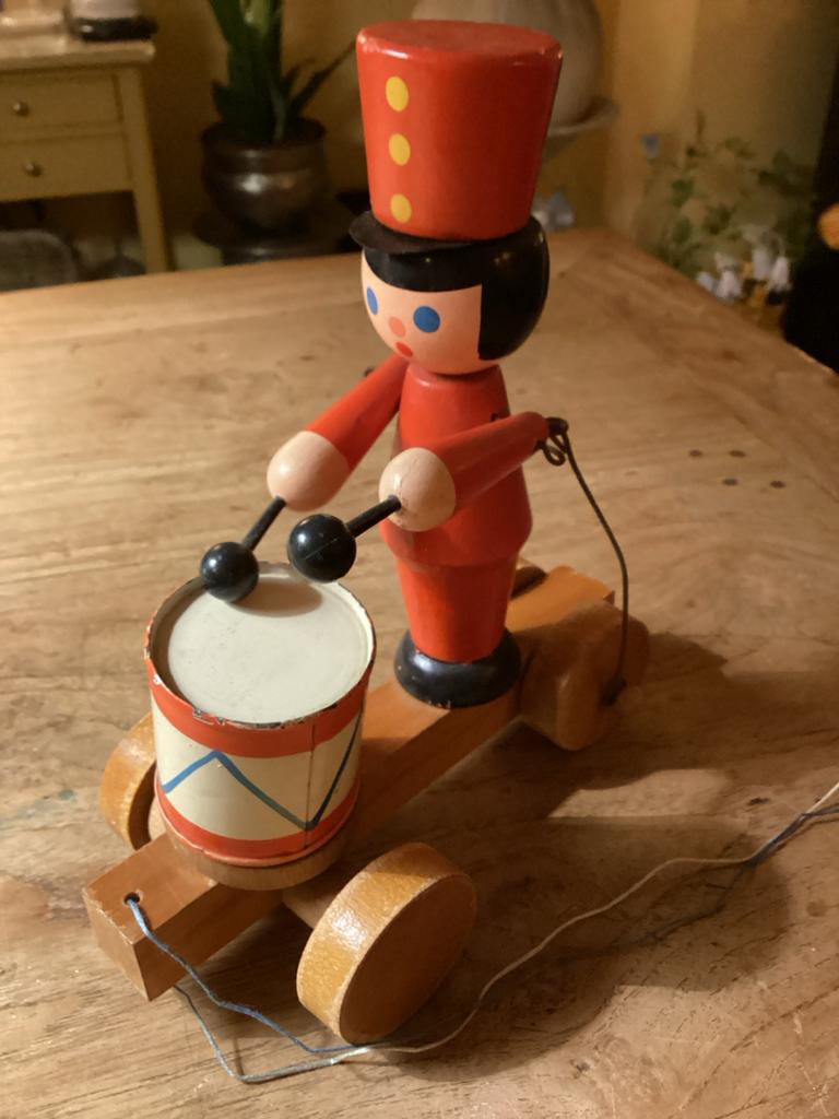 Vintage houten speelgoed soldaat met trommel, Kinderen en Baby's, Speelgoed | Houten speelgoed, Ophalen of Verzenden, Gebruikt