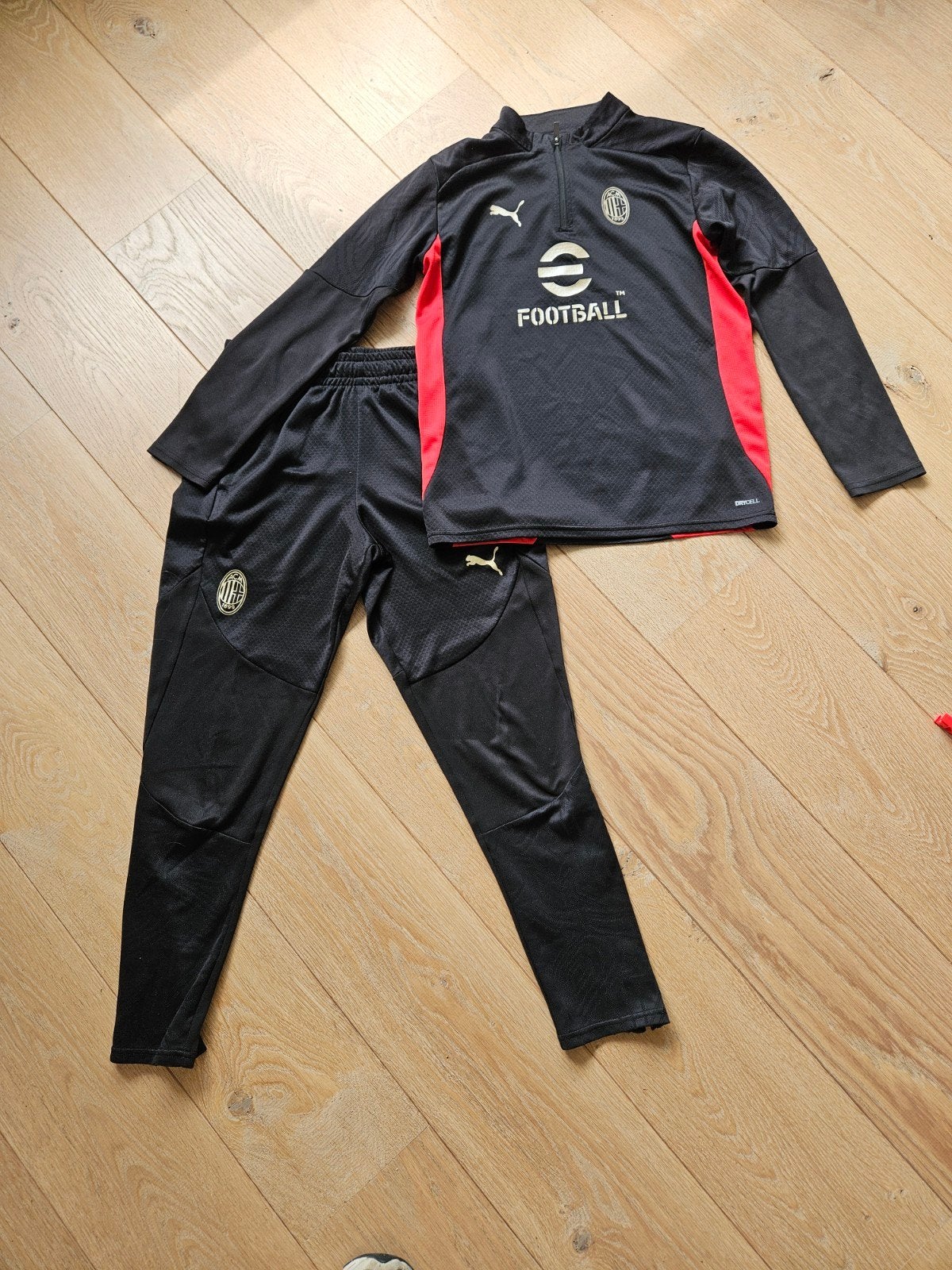 Puma AC Milan Trainingspak Jongen Maat M 152 (11-12 jaar), Kinderen en Baby's, Kinderkleding | Maat 152, Puma, Sport- of Zwemkleding