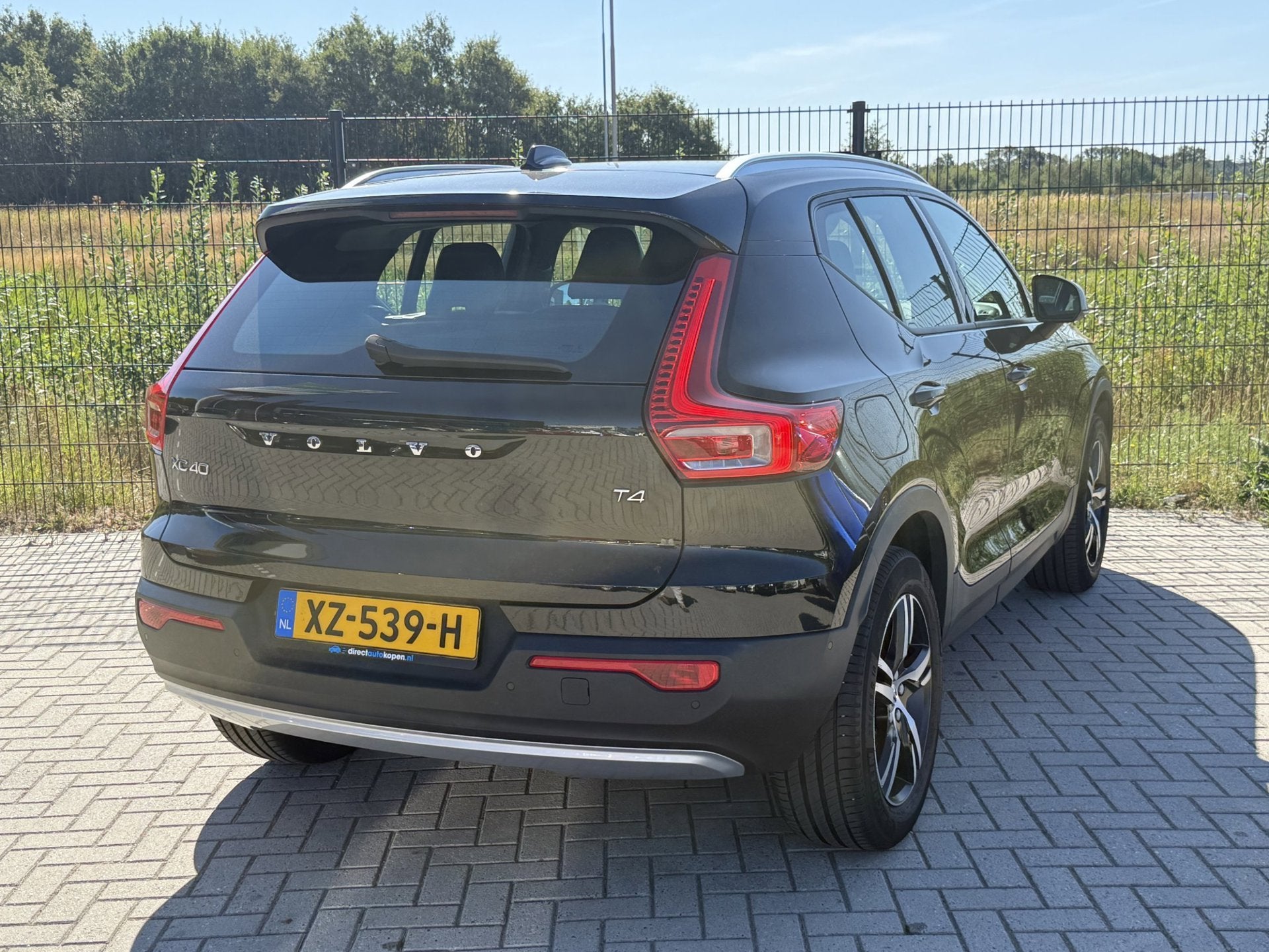 Volvo XC40 2.0 T4 Inscription | PDC | Camera | Carplay | Har, 15 km/l, 1969 cc, Zwart, Leder
