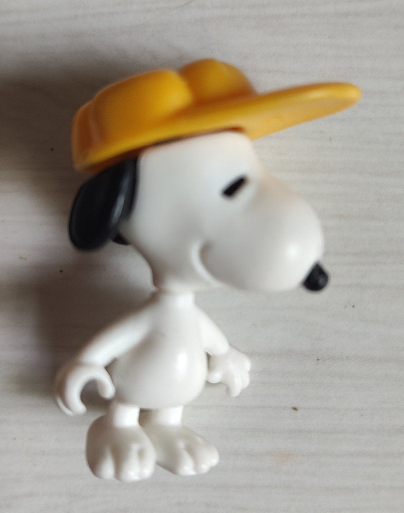 mini Snoopy met gele cap 4 cm, Ophalen of Verzenden, Snoopy, Zo goed als nieuw, Beeldje of Figuurtje