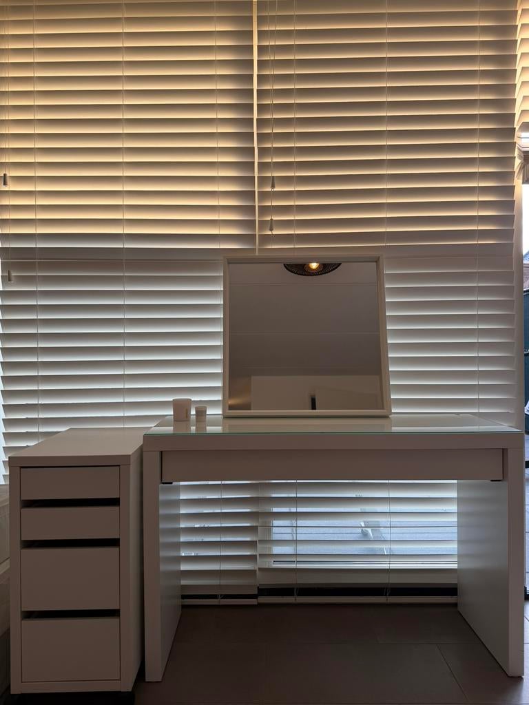 IKEA MALM kaptafel / make-uptafel met spiegel en ladekastje., Huis en Inrichting, Stoffering | Gordijnen en Lamellen, Zo goed als nieuw