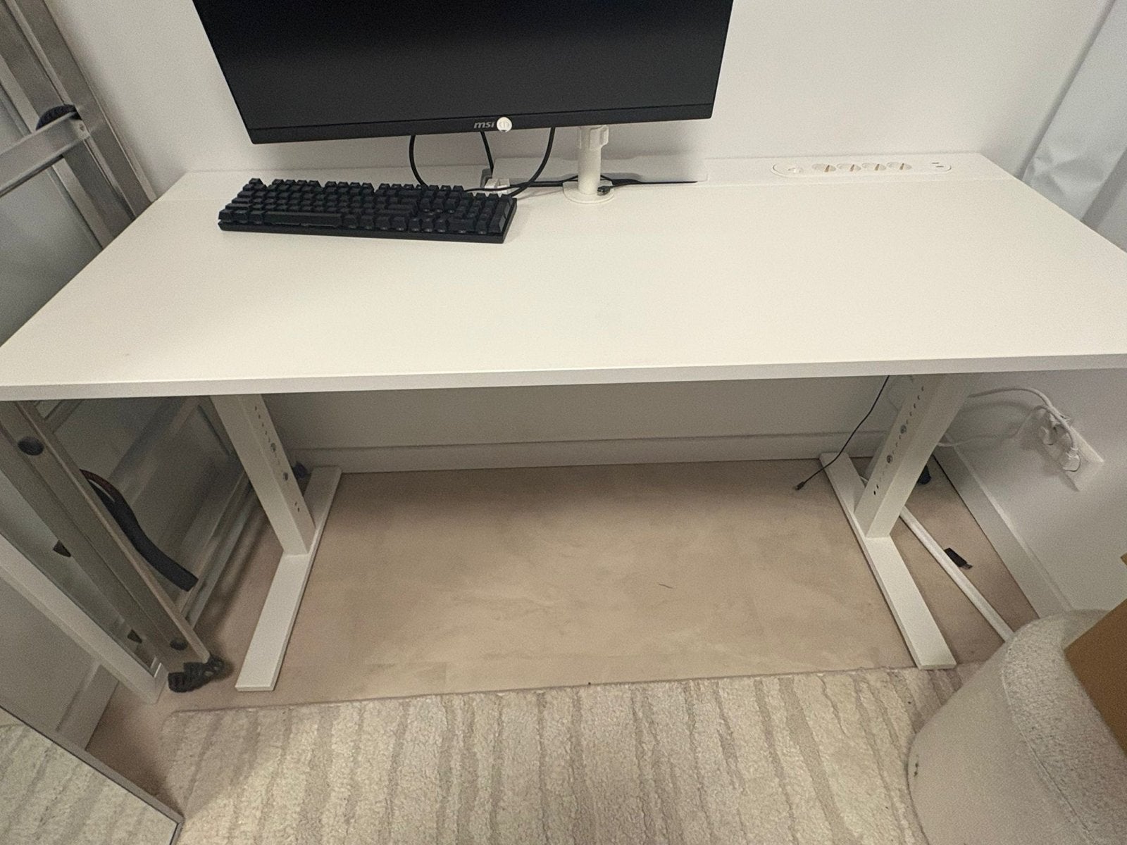 Wit Zit-sta Bureau - Modern en Verstelbaar, Ophalen, Zit-sta bureau, Elektrisch, Spaanplaat of MDF