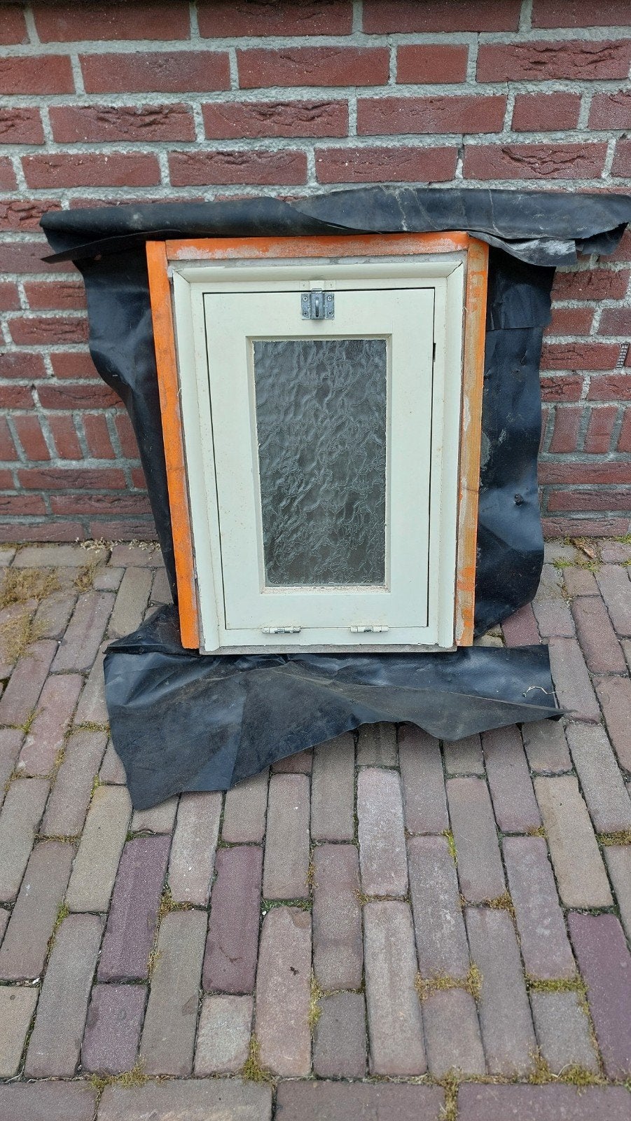 Hardhouten kozijn wc raampje met dubbelglas en horrengaas, Doe-het-zelf en Verbouw, Kozijnen en Schuifpuien, 75 tot 150 cm, Raamkozijn