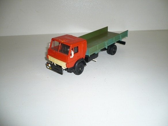 Kamaz   Truck made in USSR, Hobby en Vrije tijd, Modelauto's | 1:50, Ophalen of Verzenden, Gebruikt, Bus of Vrachtwagen, Overige merken