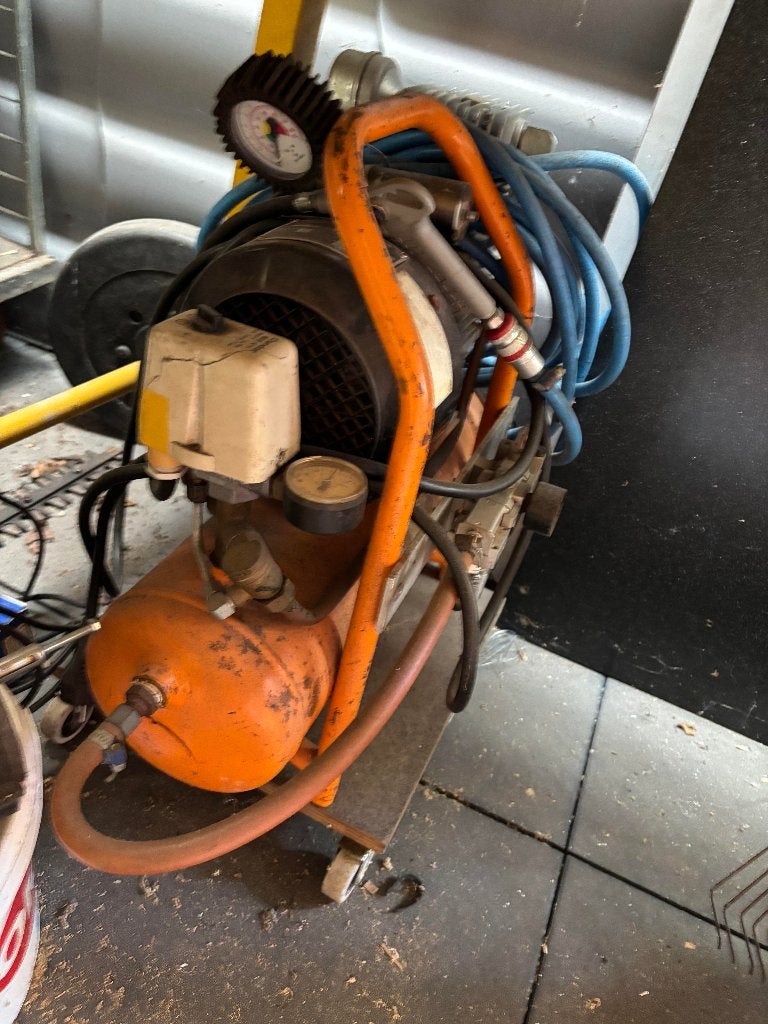 compressor, Doe-het-zelf en Verbouw, Compressors, Ophalen, Zo goed als nieuw, Minder dan 200 liter/min, Minder dan 6 bar