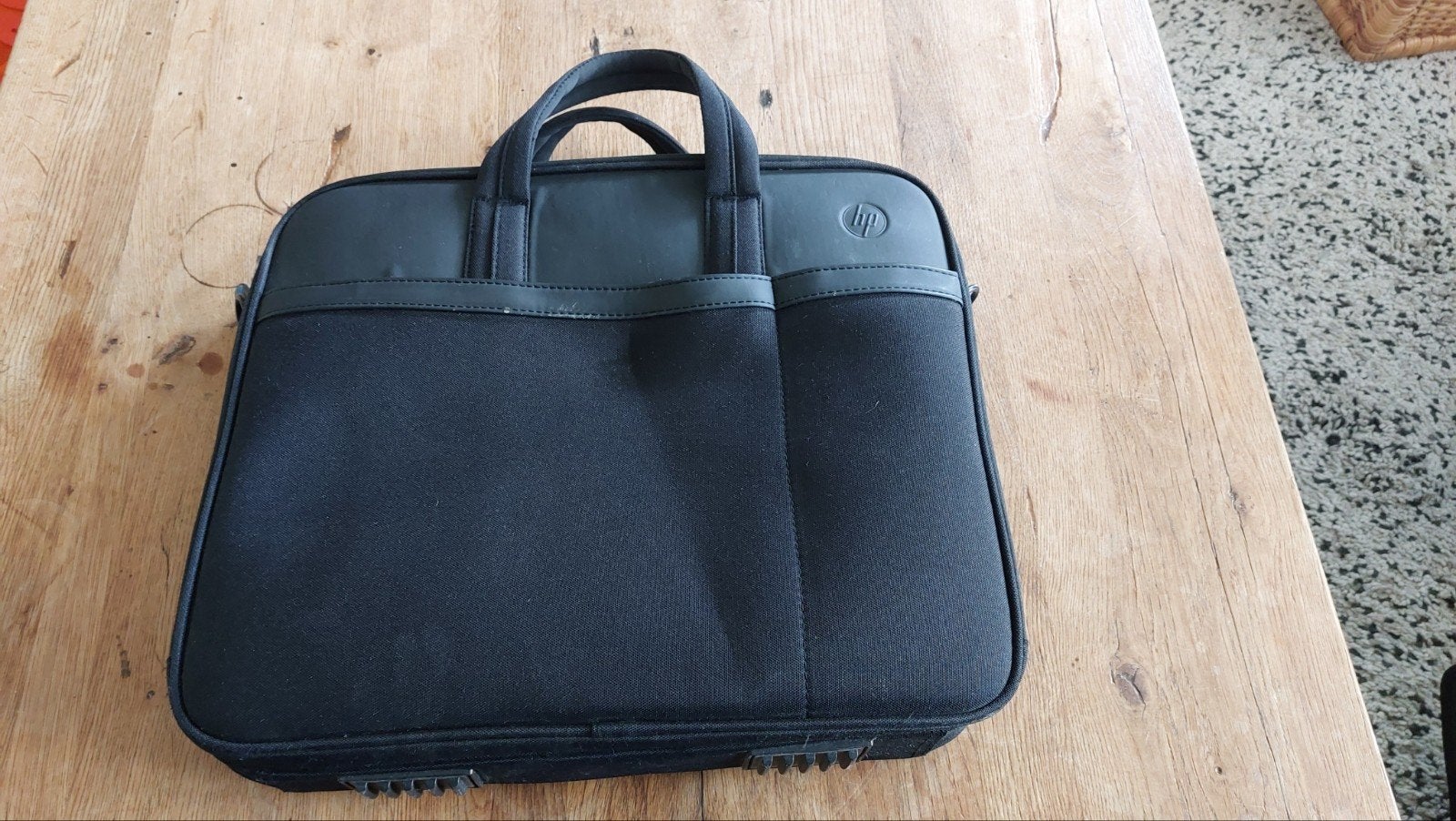 2 laptoptassen, waaronder HP Laptoptas - 16.1 inch, HP, Zo goed als nieuw, Zwart, Schoudertas