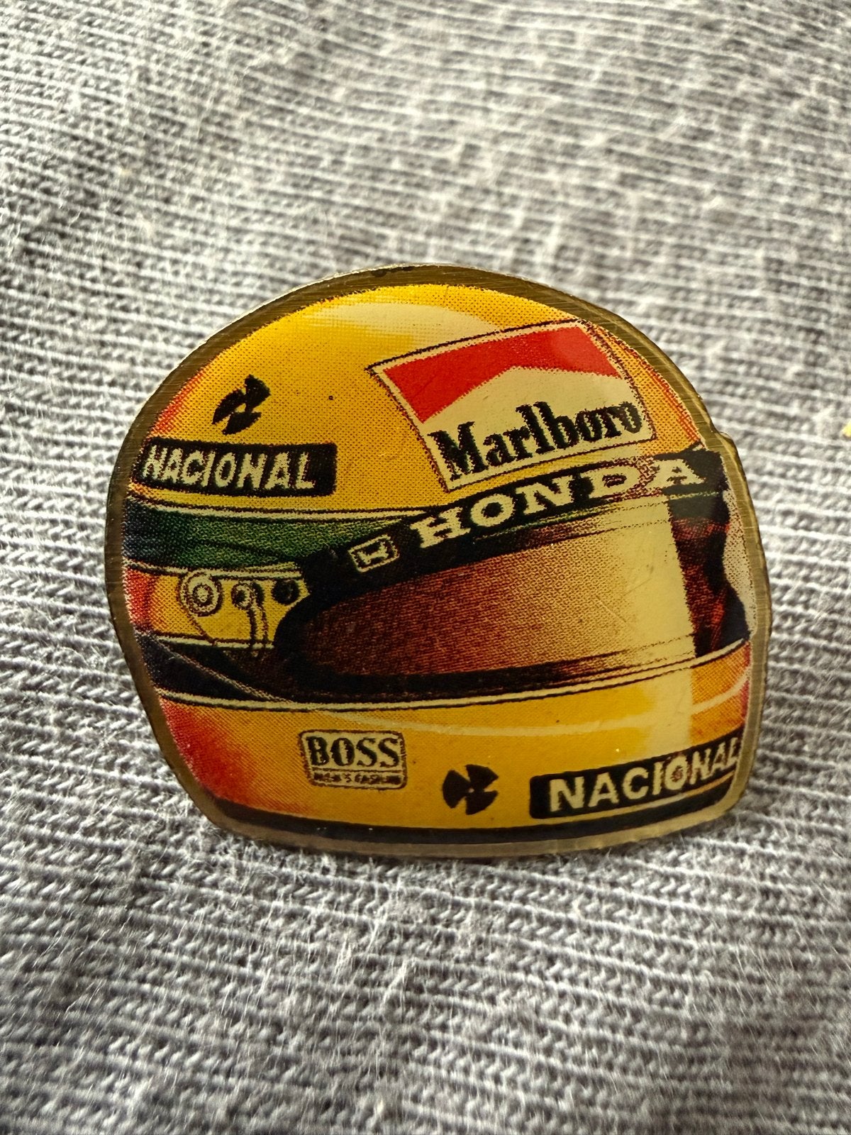 Ayrton Senna Helm Pin - Formule 1 Collectible, Ophalen of Verzenden, Gebruikt, Sport, Speldje of Pin