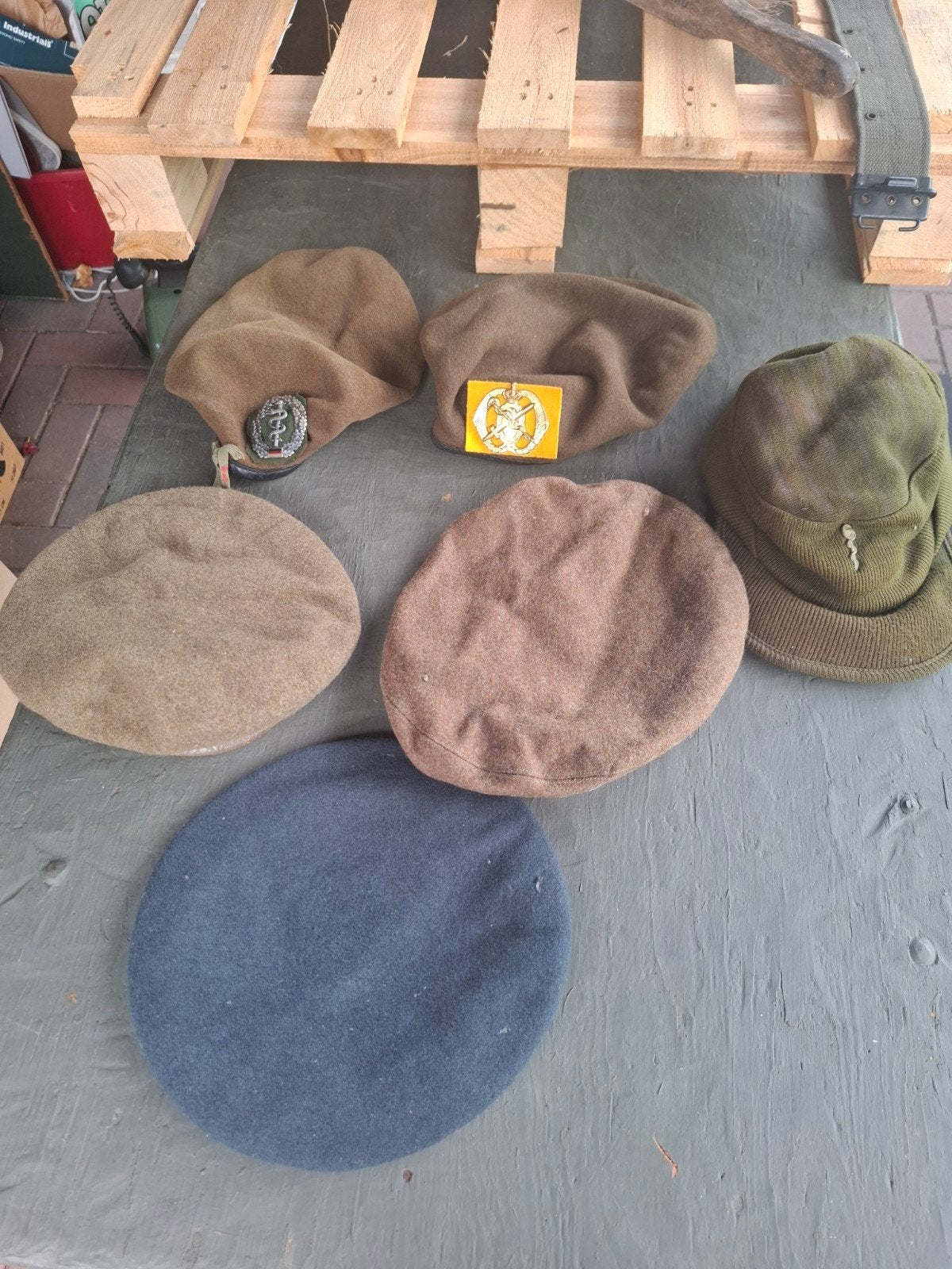 Diverse militaire baretten en hoofddeksels, Ophalen of Verzenden, Landmacht, Overige gebieden, Helm of Baret