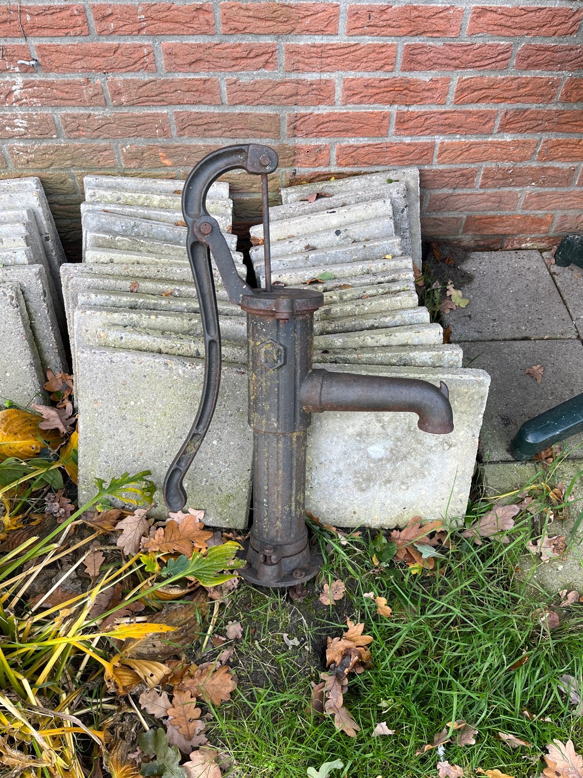 Antieke gietijzeren waterpomp - Decoratief en functioneel, Tuin en Terras, Ophalen, Gebruikt
