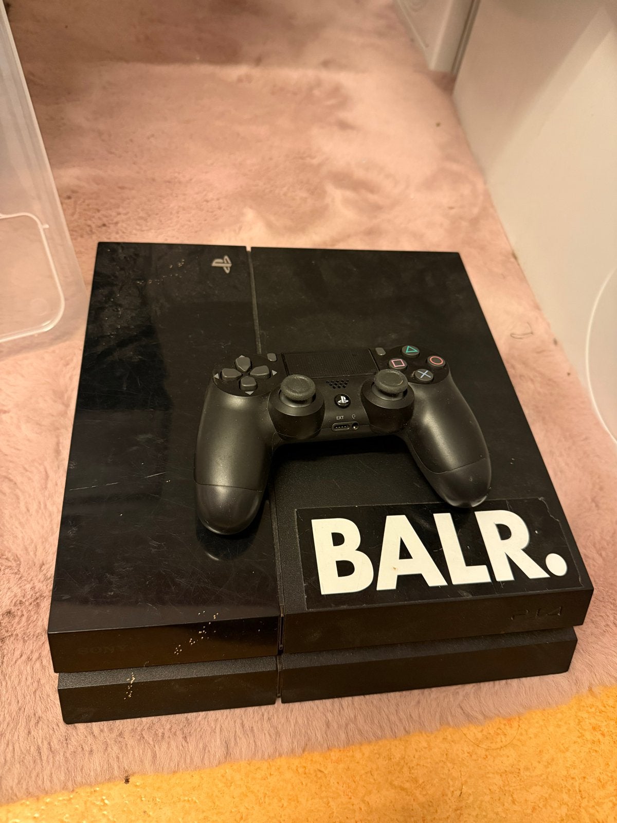 PlayStation 4 met controller en kabels