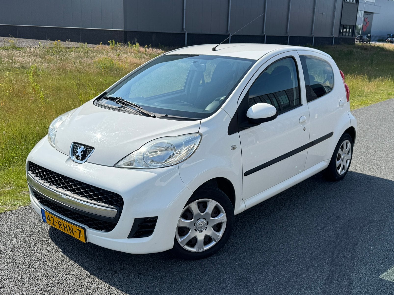 Peugeot 107 1.0i 68PK 5D 2011 wit ! Weinig km!, Voorwielaandrijving, 4 stoelen, C1, Origineel Nederlands