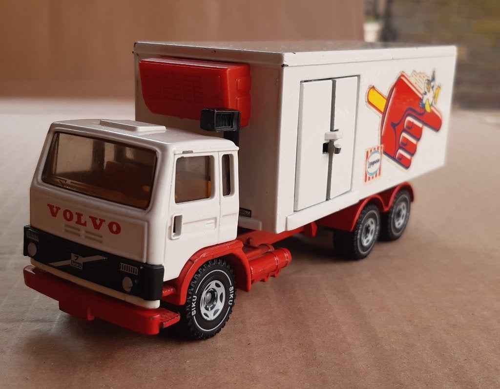 VOLVO F 7 TURBO SIKU 3ASS BAKWAGEN LANGNESE IJS., Ophalen of Verzenden, Gebruikt, Bus of Vrachtwagen
